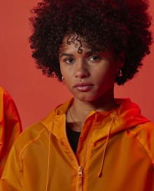 Lekka wiatrówka z kapturem B&C® #Reset unisex