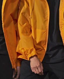 Lekka wiatrówka z kapturem B&C® #Reset unisex